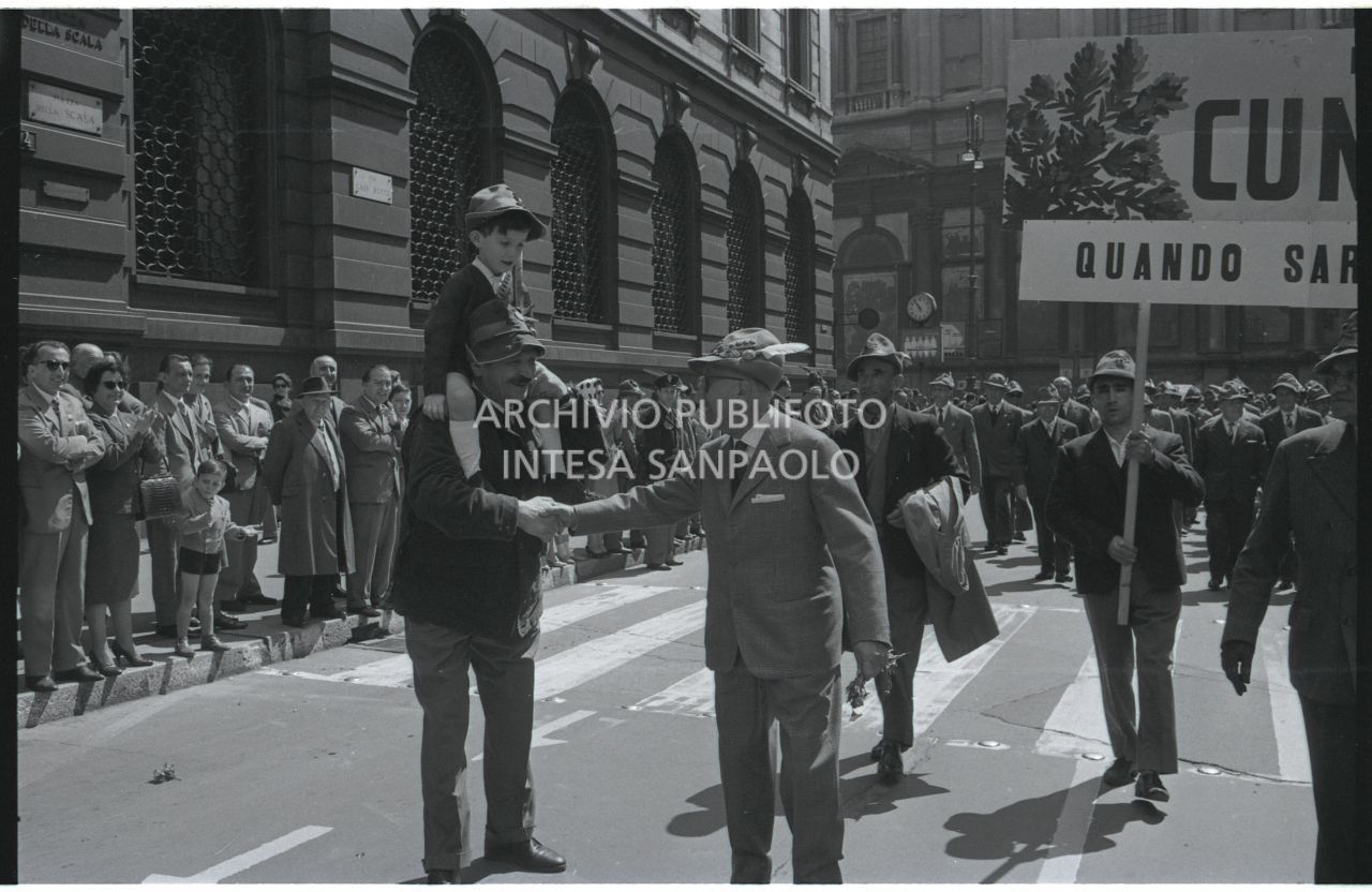 Stretta di mano tra due alpini durante la sfilata a Milano<br>528569