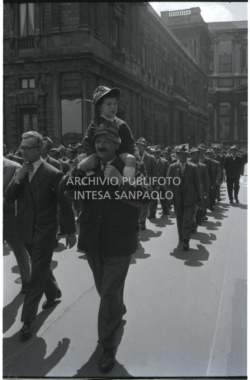 Sfilata alpini in corso Matteotti a Milano<br>528570