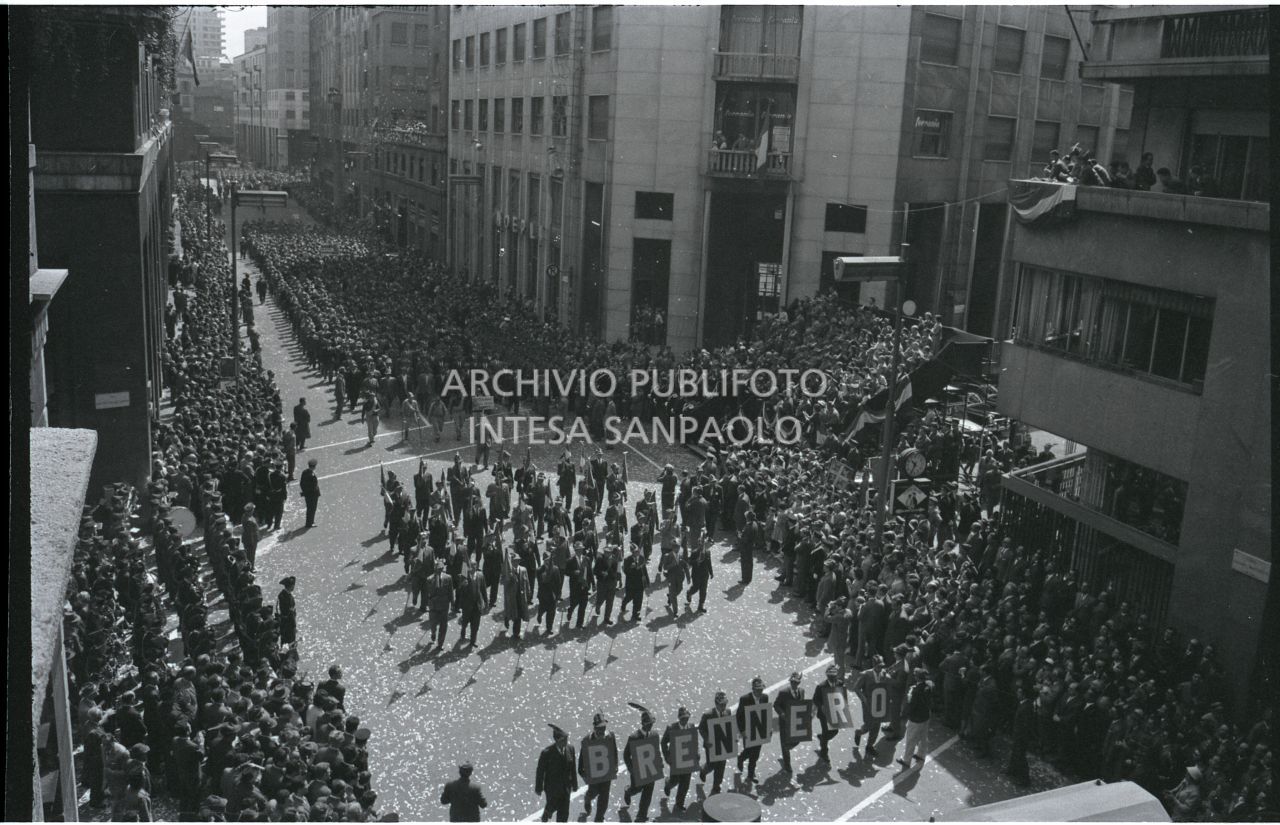 Sfilata alpini in corso Matteotti a Milano<br>528580