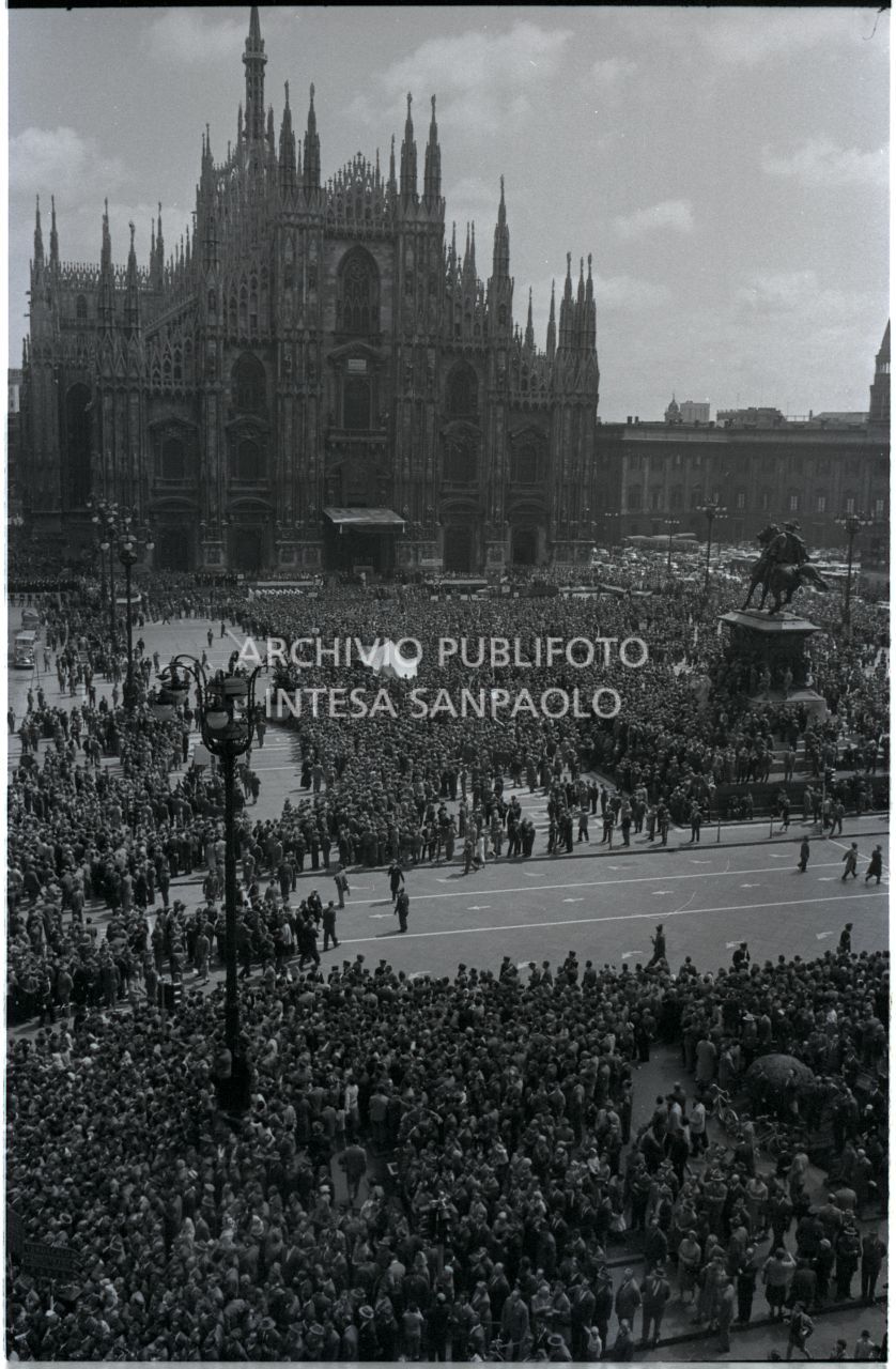 Piazza Duomo gremita di alpini<br>528594