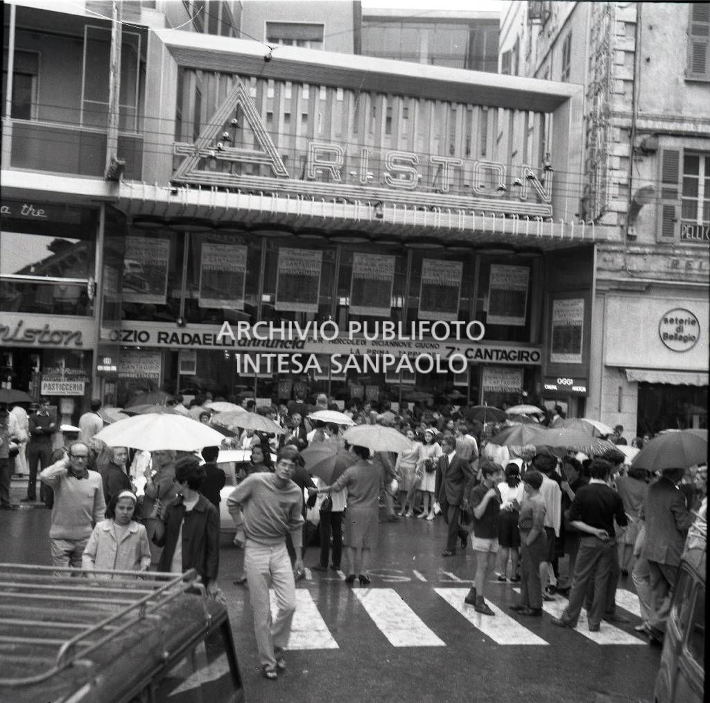 Esterno del teatro Ariston, a Sanremo, con l'annuncio della prima tappa del VII Cantagiro prevista per mercoledì 19 giungo