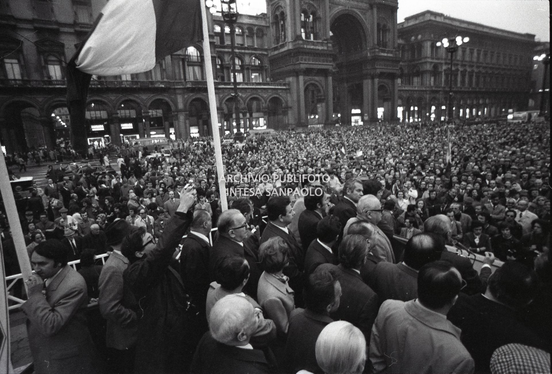 Folla al comizio in Piazza Duomo<br>35502/2