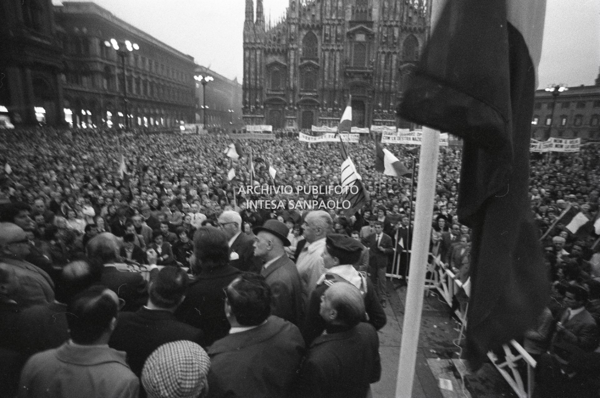 Folla al comizio in Piazza Duomo<br>35502/3