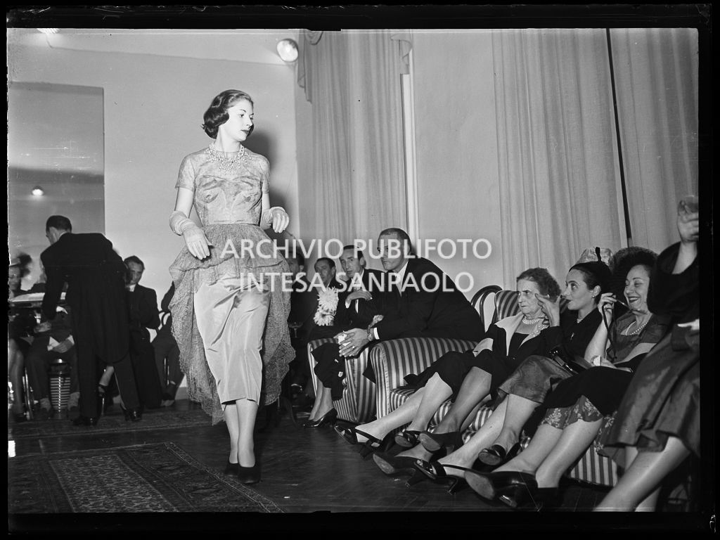 Una modella in passerella durante una sfilata