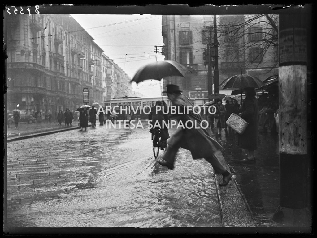 Un uomo, attraversa piazzale Baracca, a Milano, allagato