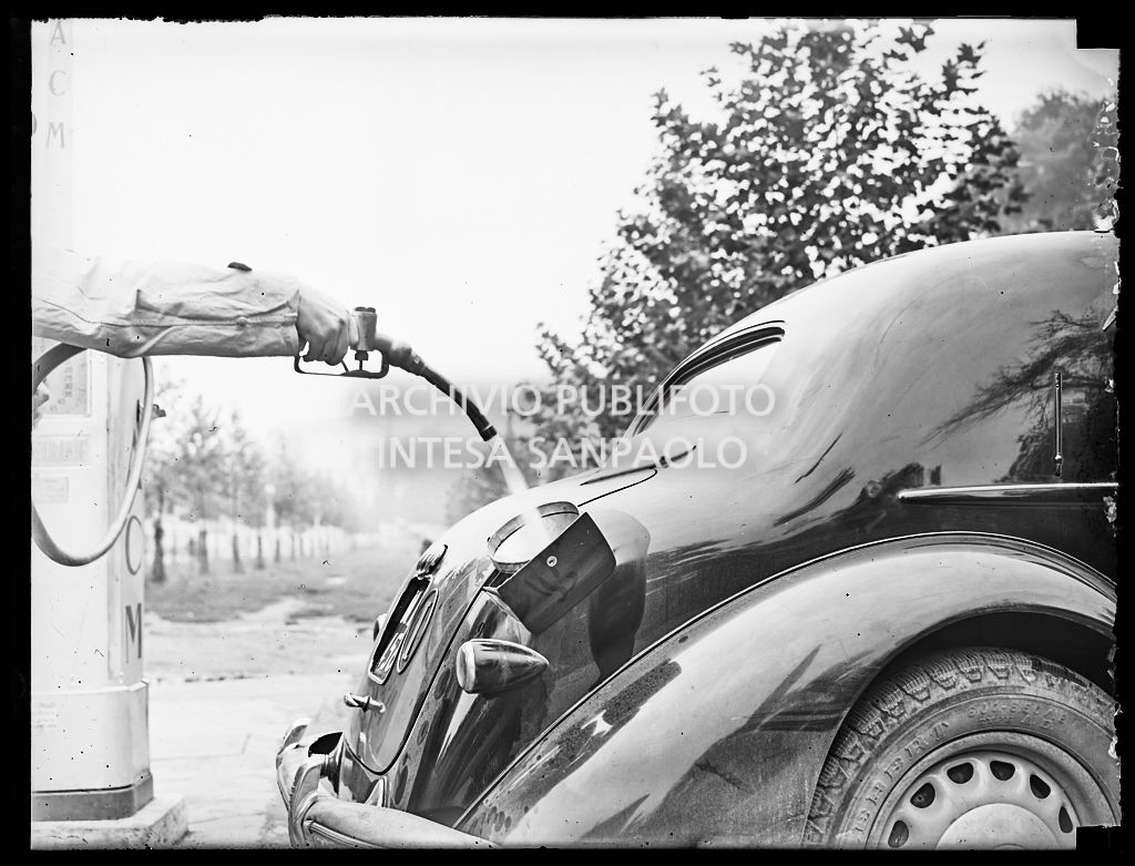 Rifornimento di benzina a un'automobile