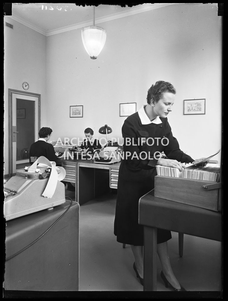 Impiegate al lavoro nei nuovi uffici della Omnia Pubblicità