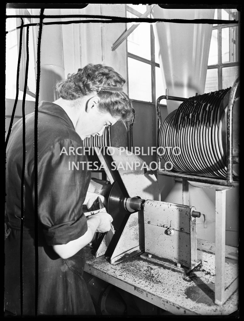 Un'operaia al lavoro in una fabbrica di dischi in vinile