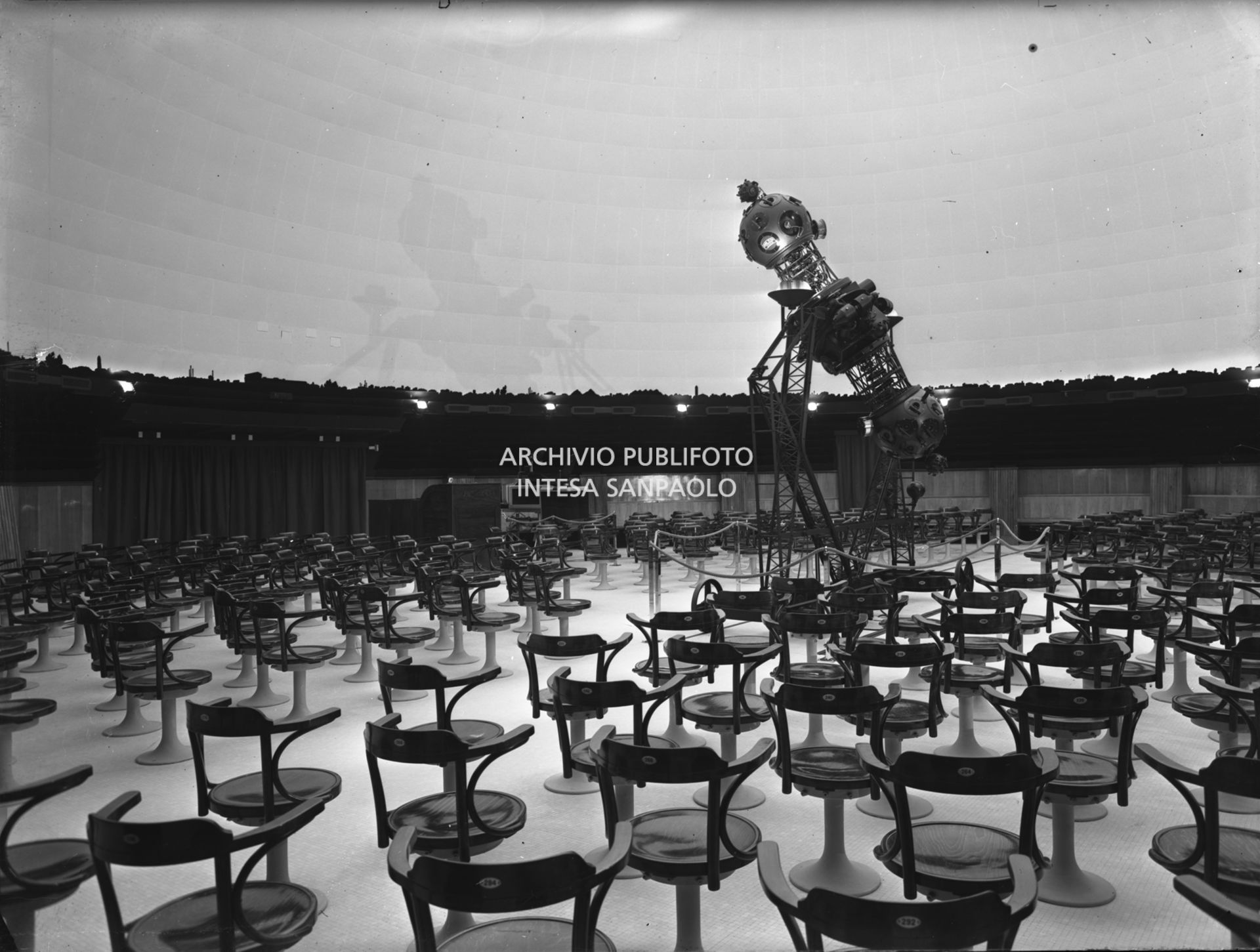 La sala della cupola del Civico Planetario Hoepli di Milano completamente rinnovato e pronto per l'inaugurazione.