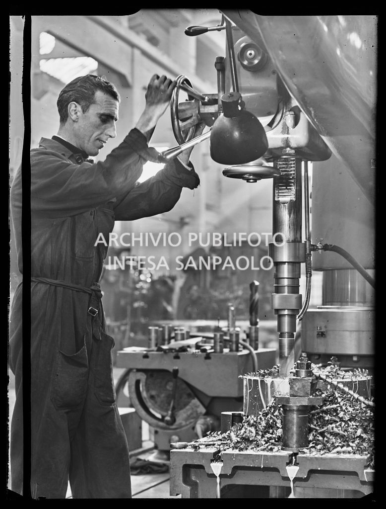 Operaio al lavoro sul tornio