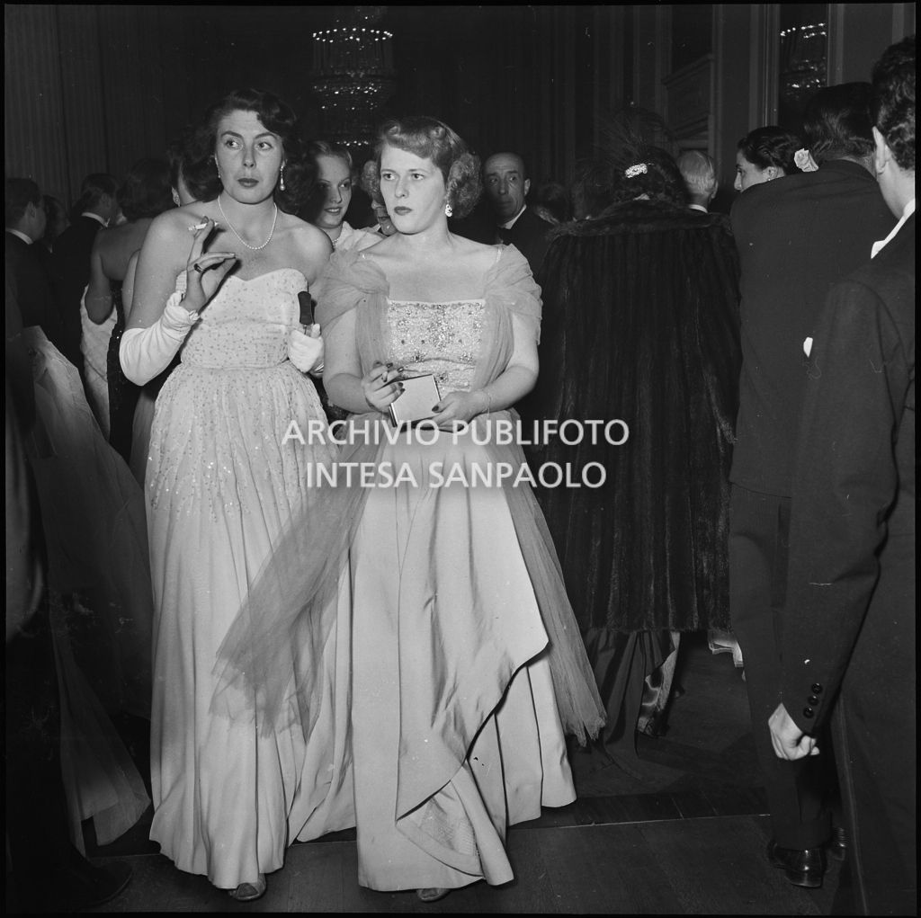 Giorgina Misrachi e Cici Bertoia nel foyer del Teatro alla Scala in occasione della serata inaugurale della stagione lirica 1951-1952 con l'opera "I vespri siciliani" di Giuseppe Verdi, diretta da Victor de Sabata
