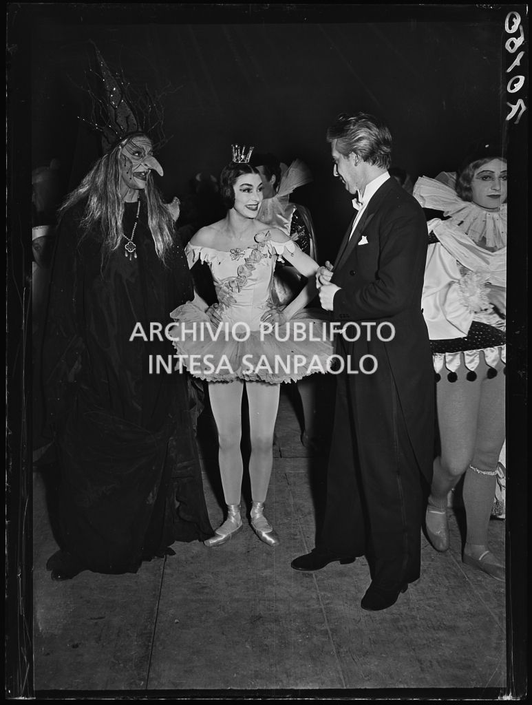 Margot Fonteyn, prima ballerina nella Bella Addormentata nel Bosco, ritratta insieme al direttore d'orchestra Nino Sonzogno
