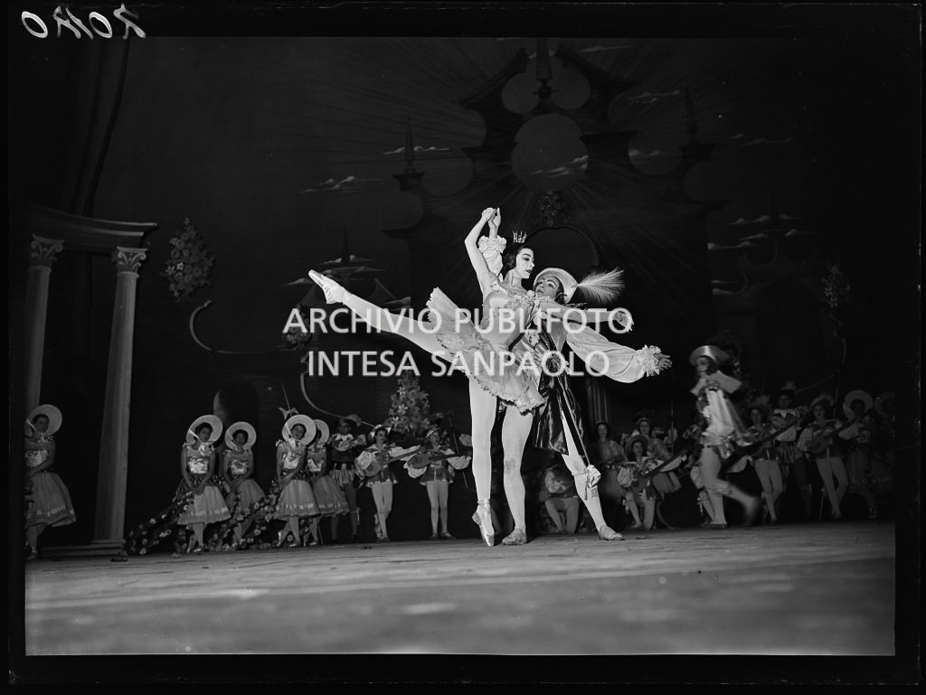 Margot Fonteyn prima ballerina nella Bella Addormentata nel Bosco, per la coreografia di Margherita Wallmann, al Teatro alla Scala