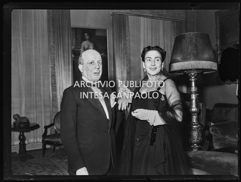 Wally Toscanini ritratta in Inghilterra in occasione della tournée del Teatro alla Scala