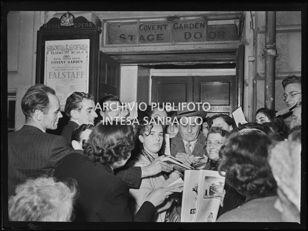 Firma autografi fuori da Covent Garden in occasione della tournée del Teatro alla Scala in Inghilterra