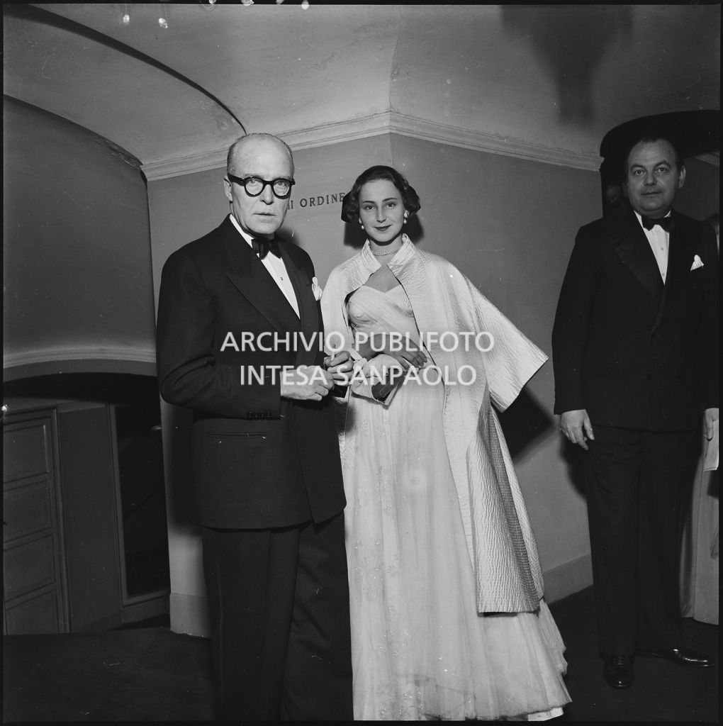 Il principe Pierre di Polignac e Emanuela di Castelbarco Toscanini al Teatro alla Scala in occasione della serata inaugurale della stagione lirica 1951-1952 con l'opera "I Vespri siciliani" di Giuseppe Verdi, diretta da Victor de Sabata, con la regia di Herbert Graf