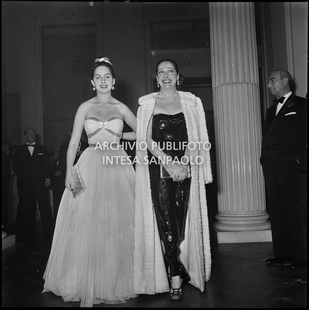 Francesca e Rina Zingone al Teatro alla Scala, in occasione della serata inaugurale della stagione lirica 1951-1952 con l'opera "I Vespri siciliani" di Giuseppe Verdi, diretta da Victor de Sabata, con la regia di Herbert Graf