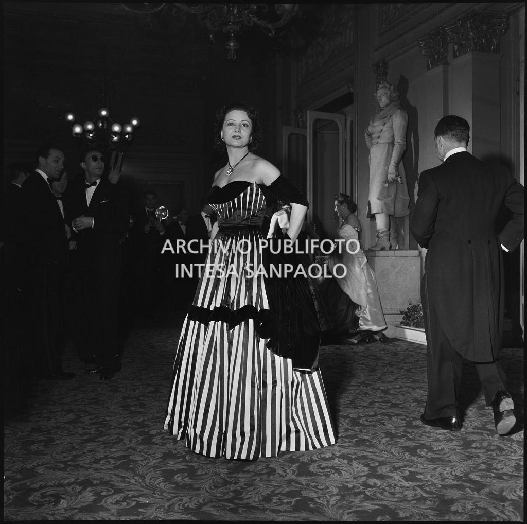 La baronessa Bianca Maria Hubner nel foyer del Teatro alla Scala in occasione della serata inaugurale della stagione lirica 1951-1952 con l'opera "I Vespri siciliani" di Giuseppe Verdi, diretta da Victor de Sabata, con la regia di Herbert Graf