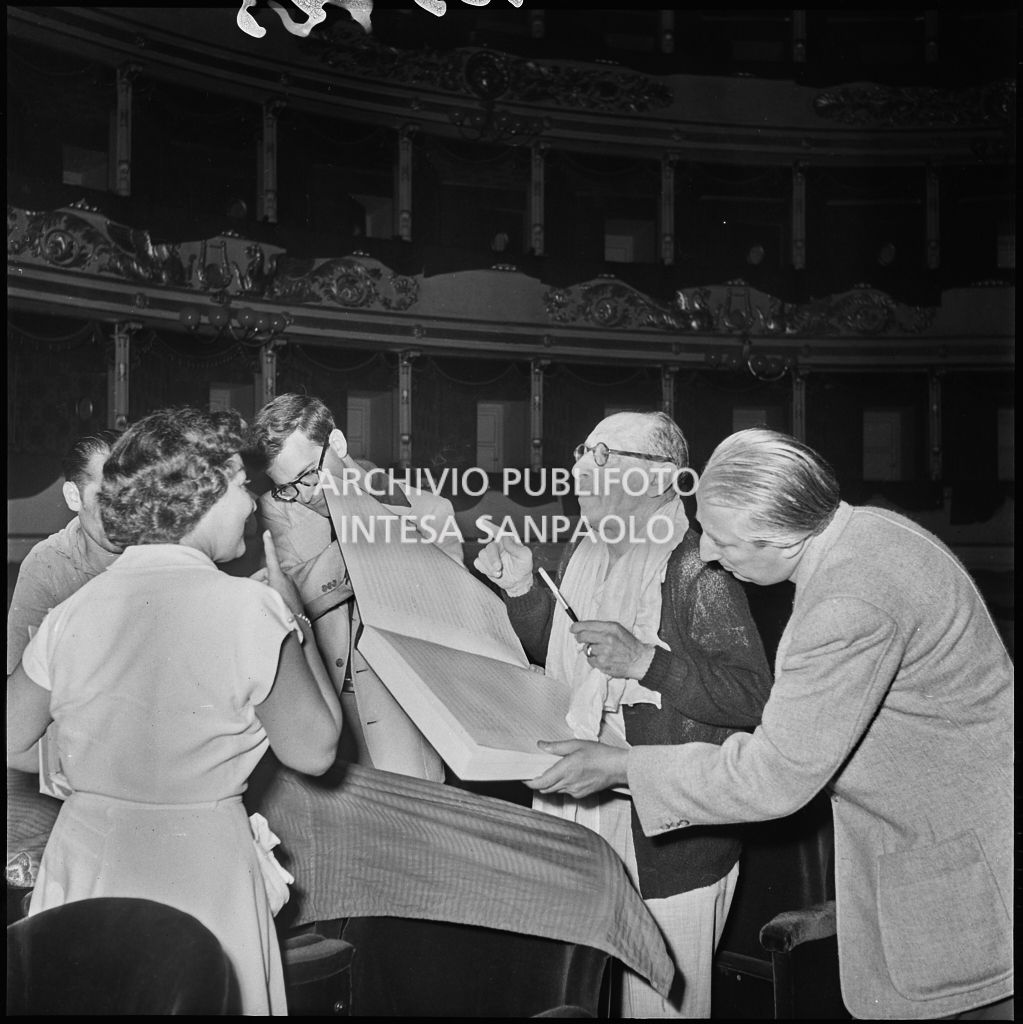 Il compositore e direttore d'orchestra Igor Stravinskij al Teatro alla Scala durante le prove di "The Rake's Progress"