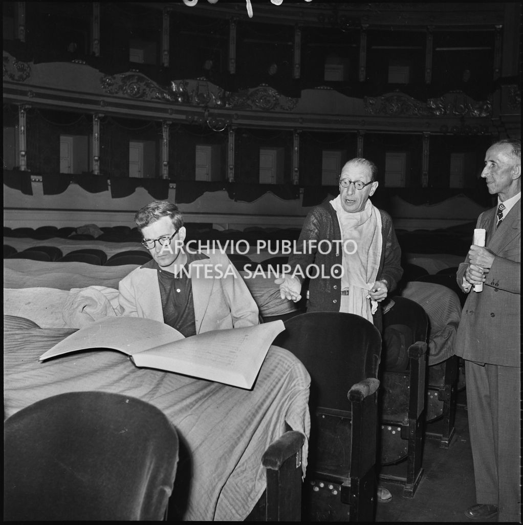 Il compositore e direttore d'orchestra Igor Stravinskij al Teatro alla Scala durante le prove di "The Rake's Progress"