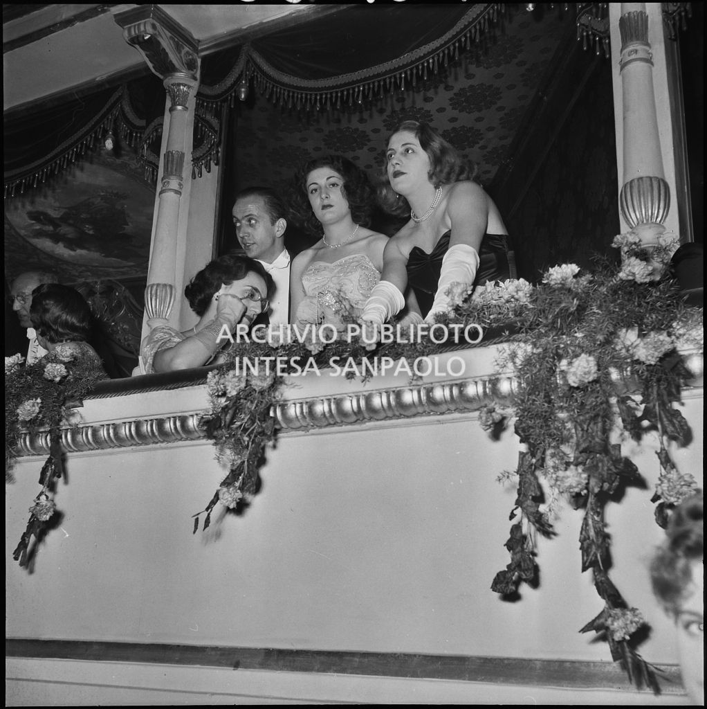 Spettatori affacciati a un palco in occasione della serata inaugurale della stagione lirica 1952-1953 del Teatro alla Scala con l'opera "Macbeth", di Giuseppe Verdi, diretta da Victor de Sabata, con la regia di Carl Ebert