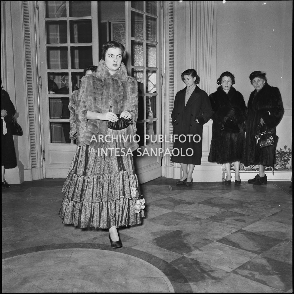 Una spettatrice al Teatro alla Scala in occasione della serata inaugurale della stagione lirica 1952-1953 con l'opera "Macbeth", di Giuseppe Verdi, diretta da Victor de Sabata, con la regia di Carl Ebert