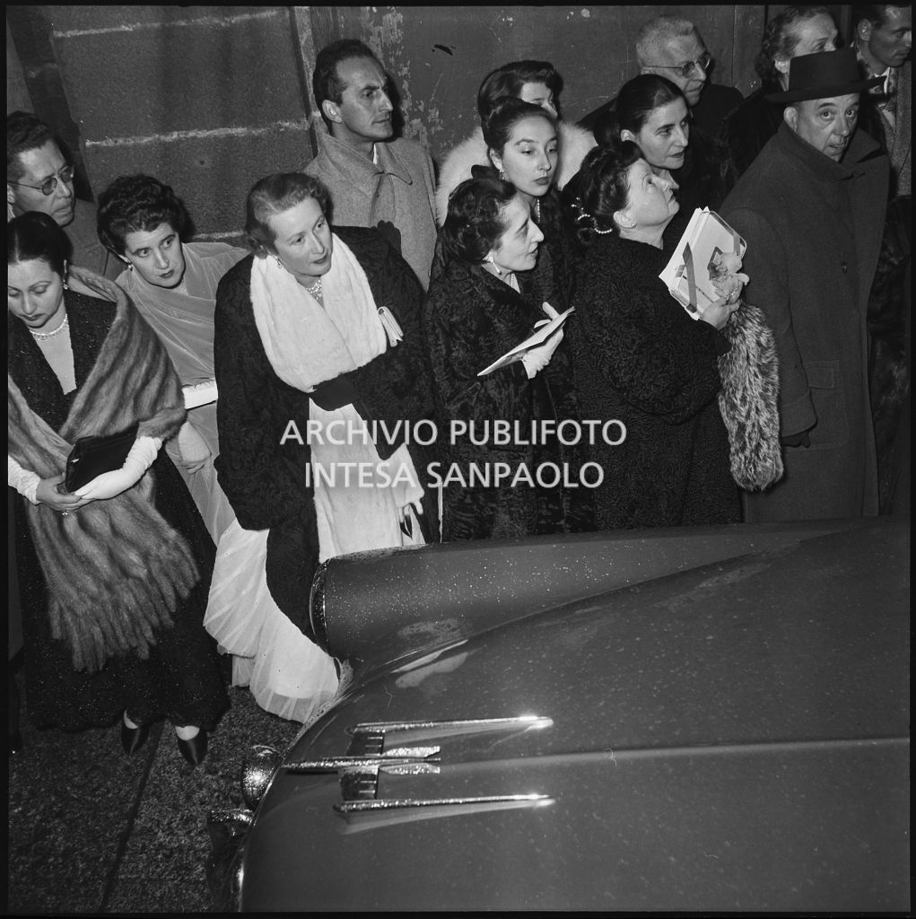 Spettatori all'esterno del Teatro alla Scala, nella galleria delle carrozze, la sera dell'inaugurazione della stagione lirica 1952-1953 con l'opera "Macbeth", di Giuseppe Verdi, diretta da Victor de Sabata, con la regia di Carl Ebert