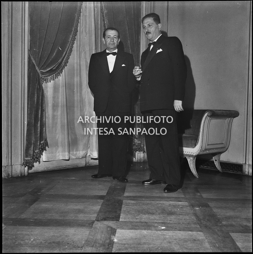 Il questore Daniele Bordieri (a sinistra) e il vicequestore Fumanti ritratti al Teatro alla Scala in occasione della serata inaugurale della stagione lirica 1952-1953 con l'opera "Macbeth", di Giuseppe Verdi, diretta da Victor de Sabata, con la regia di Carl Ebert