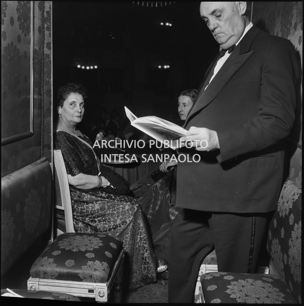Il prefetto Giulio Ernesto Cappa, in un palco al Teatro alla Scala in occasione della serata inaugurale della stagione lirica 1952-1953 con l'opera "Macbeth", di Giuseppe Verdi, diretta da Victor de Sabata, con la regia di Carl Ebert