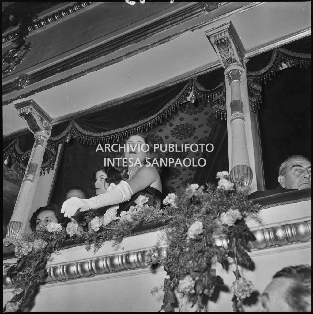 Spettatori nei palchi, al Teatro alla Scala, in occasione della serata inaugurale della stagione lirica 1952-1953 con l'opera "Macbeth", di Giuseppe Verdi, diretta da Victor de Sabata, con la regia di Carl Ebert