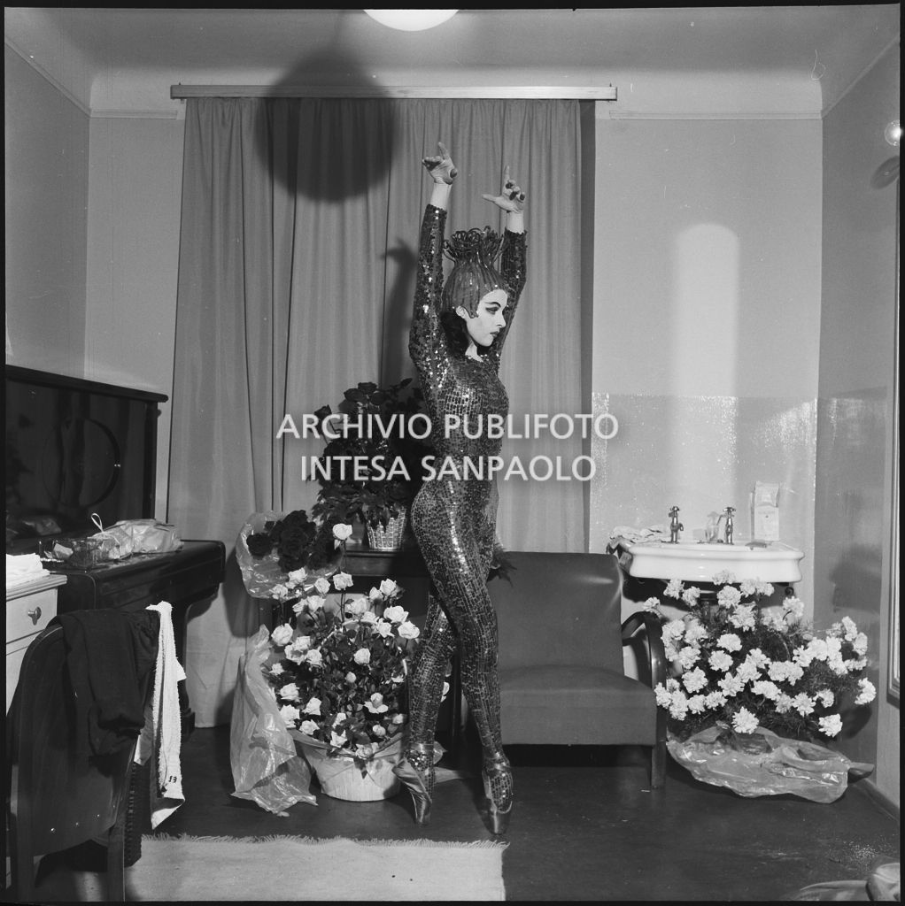 La ballerina Violetta Elvin in camerino la sera dell'inaugurazione della stagione lirica 1952-1953 del Teatro alla Scala con l'opera "Macbeth", di Giuseppe Verdi, diretta da Victor de Sabata, con la regia di Carl Ebert