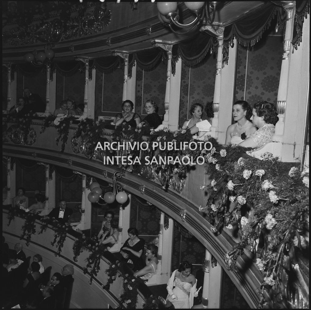 Serata inaugurale della stagione lirica 1952-1953 del Teatro alla Scala con l'opera "Macbeth", di Giuseppe Verdi, diretta da Victor de Sabata, con la regia di Carl Ebert: spettatori nei palchi