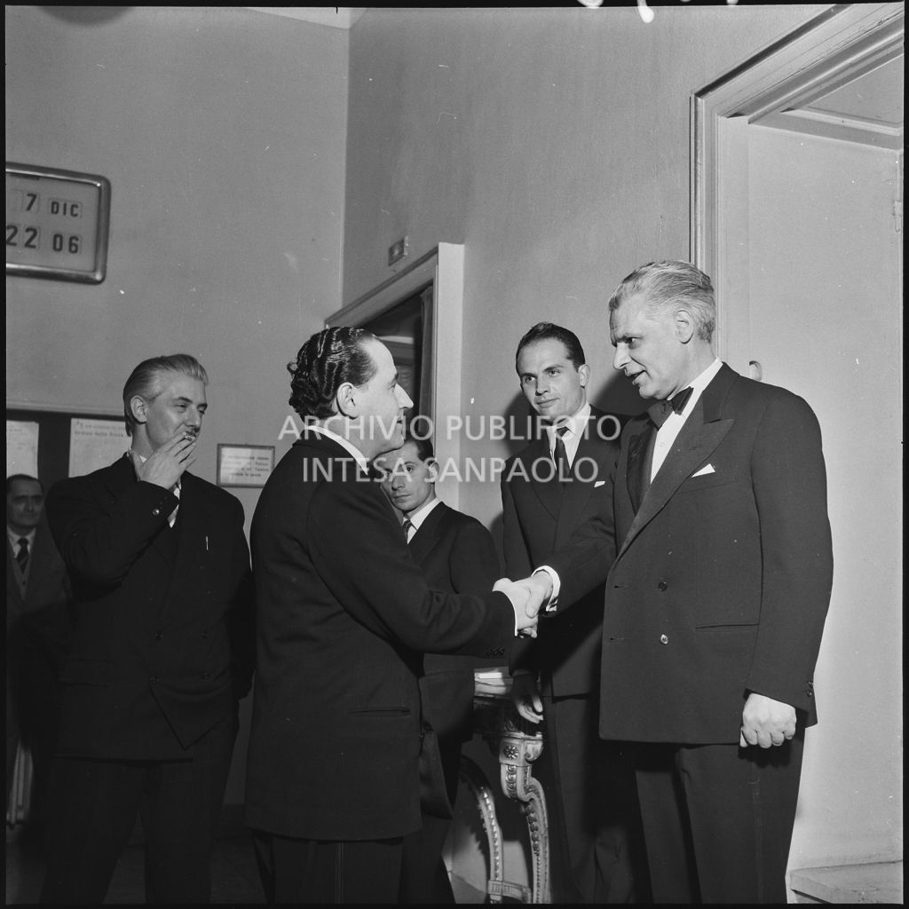 A destra Antonio Ghiringhelli, sovrintendente del Teatro alla Scala, la sera dell'inaugurazione della stagione lirica 1952-1953 con l'opera "Macbeth", di Giuseppe Verdi, diretta da Victor de Sabata, con la regia di Carl Ebert