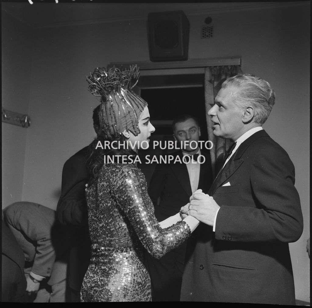 La ballerina Violet Elvin in camerino con Antonio Ghiringhelli, sovrintendente del Teatro alla Scala, la sera dell'inaugurazione della stagione lirica 1952-1953 con l'opera "Macbeth", di Giuseppe Verdi, diretta da Victor de Sabata, con la regia di Carl Ebert