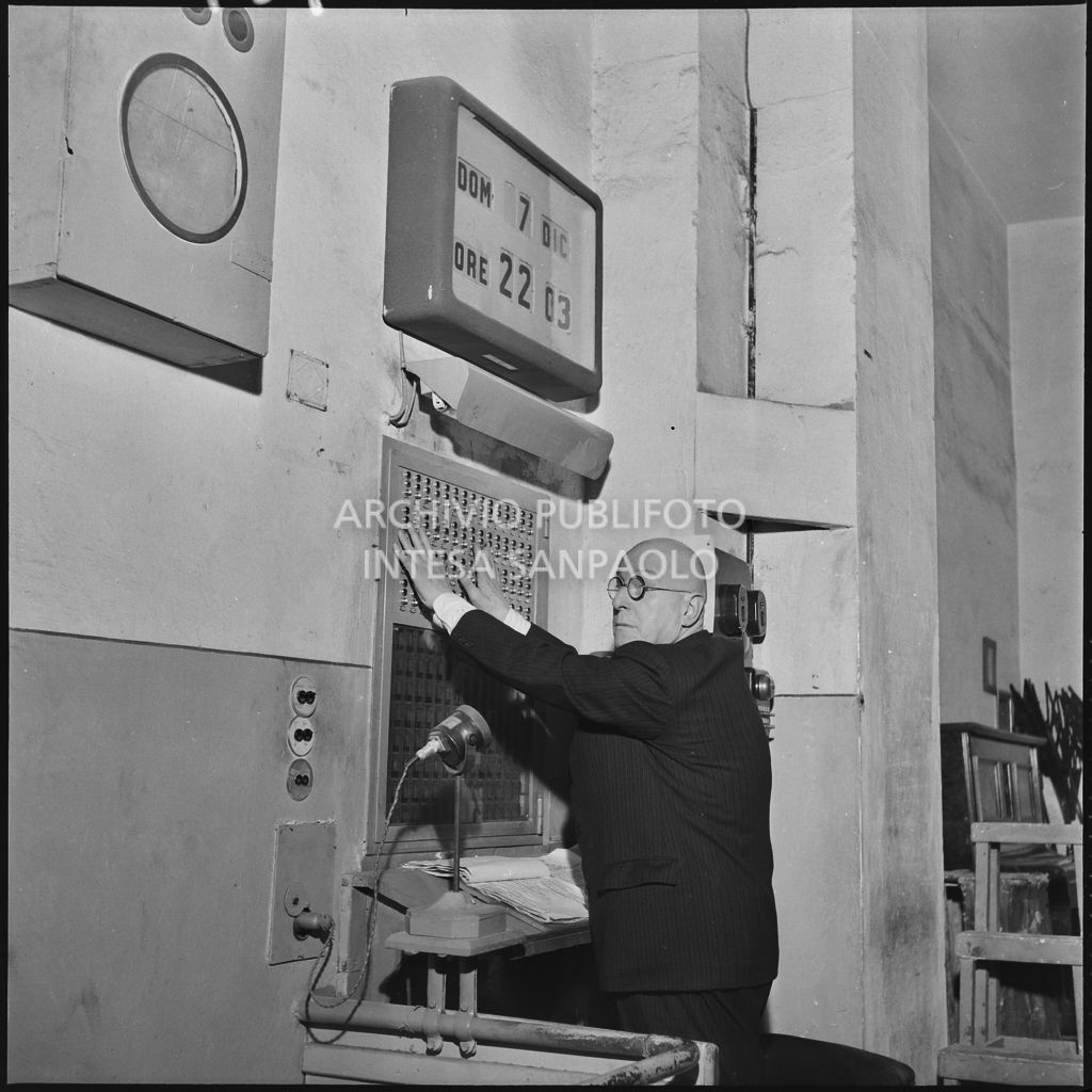 Il capo elettricista Testa al lavoro, dietro alle quinte al Teatro alla Scala, la sera dell'inaugurazione della stagione lirica 1952-1953 con l'opera "Macbeth", di Giuseppe Verdi, diretta da Victor de Sabata, con la regia di Carl Ebert