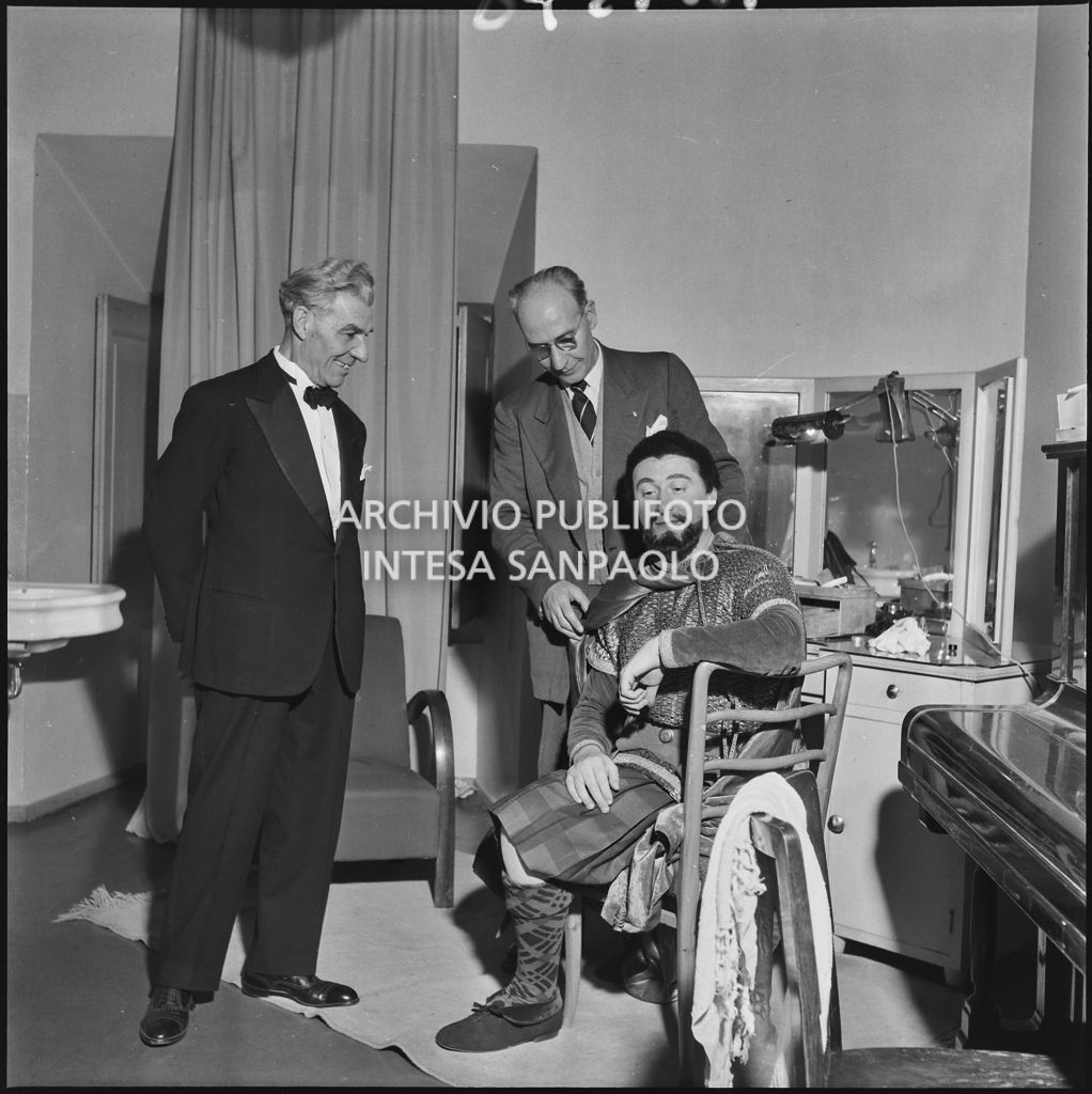 Il tenore Gino Penno, in camerino, in costume di scena, la sera dell'inaugurazione della stagione lirica 1952-1953 del Teatro alla Scala  con l'opera "Macbeth", di Giuseppe Verdi, diretta da Victor de Sabata, con la regia di Carl Ebert