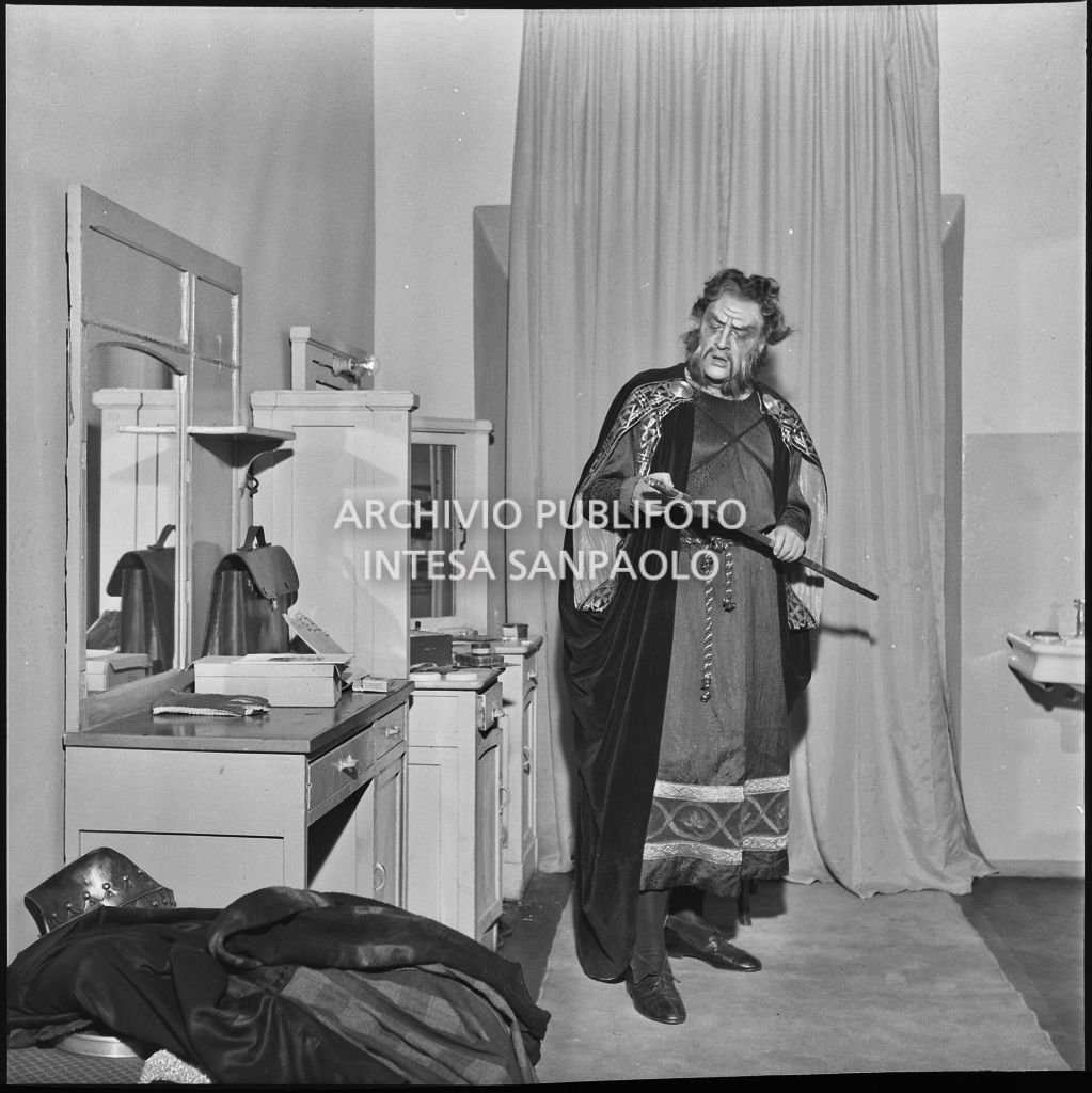 Il basso Italo Tajo, in camerino, la sera dell'inaugurazione della stagione lirica 1952-1953  del Teatro alla Scala con l'opera "Macbeth", di Giuseppe Verdi, diretta da Victor de Sabata, con la regia di Carl Ebert