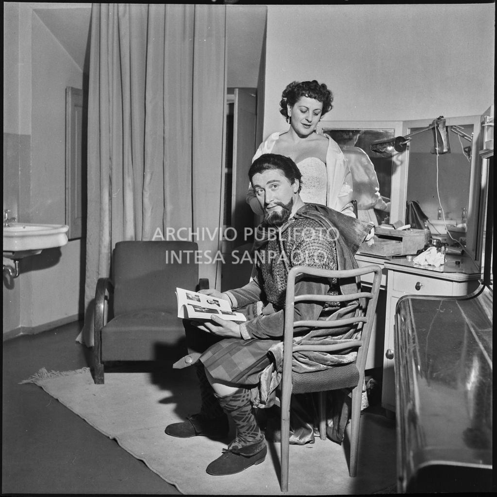 Il tenore Gino Penno, in camerino, in costume di scena, la sera dell'inaugurazione della stagione lirica 1952-1953  del Teatro alla Scala con l'opera "Macbeth", di Giuseppe Verdi, diretta da Victor de Sabata, con la regia di Carl Ebert