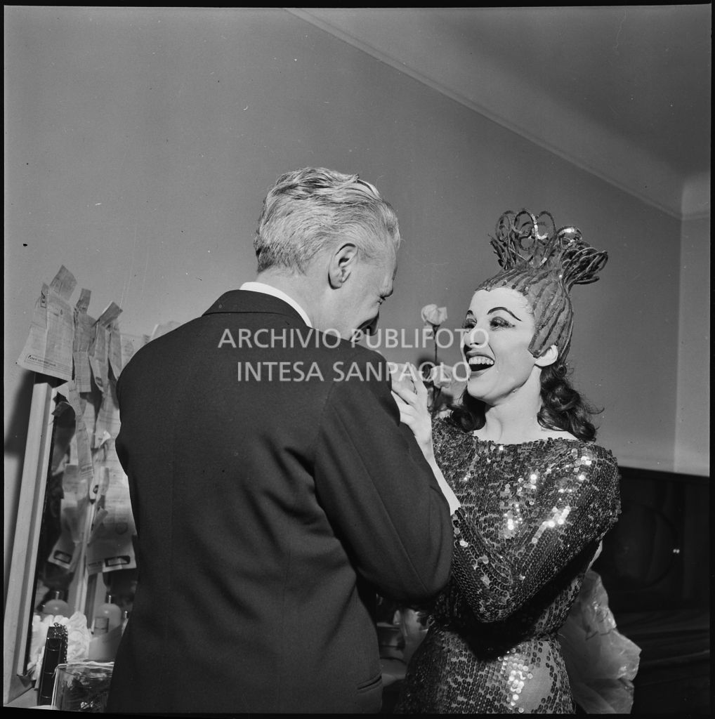 Antonio Ghiringhelli, sovrintendente del Teatro alla Scala, con la ballerina Violet Elvin, in camerino  la sera dell'inaugurazione della stagione lirica 1952-1953 con l'opera "Macbeth", di Giuseppe Verdi, diretta da Victor de Sabata, con la regia di Carl Ebert