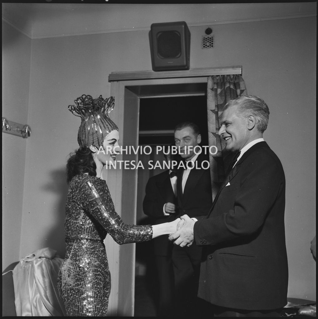 Antonio Ghiringhelli, sovrintendente del Teatro alla Scala, con la ballerina Violet Elvin, in camerino la sera dell'inaugurazione della stagione lirica 1952-1953 con l'opera "Macbeth", di Giuseppe Verdi, diretta da Victor de Sabata, con la regia di Carl Ebert