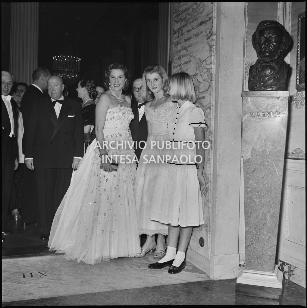 Spettatrici al Teatro alla Scala in occasione della serata inaugurale della stagione lirica 1952-1953 con l'opera "Macbeth" di Giuseppe Verdi diretta da Victor de Sabata, con la regia di Carl Ebert