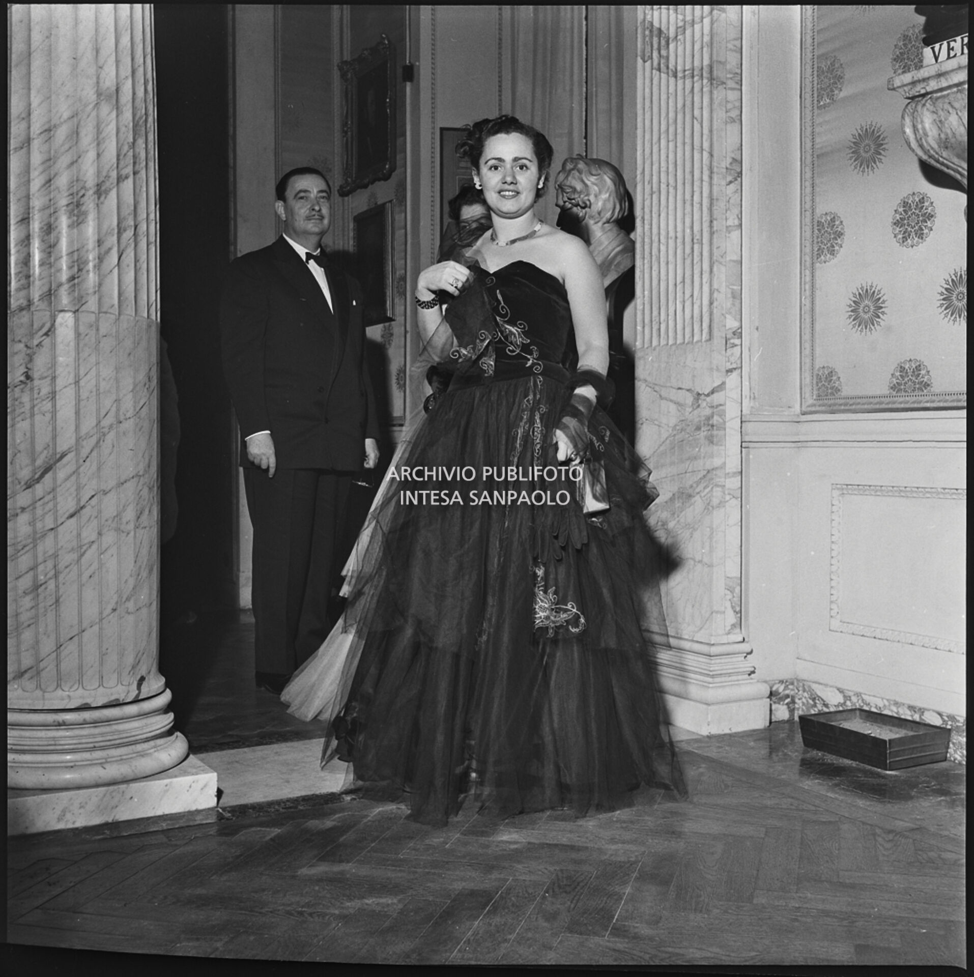 Una Spettatrice Nel Foyer Del Teatro Alla Scala In Occasione Della ...