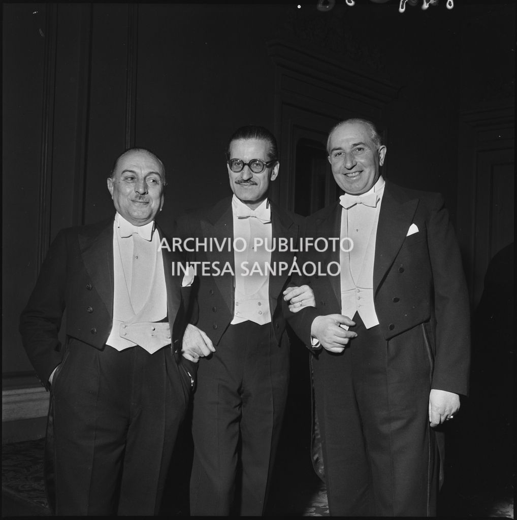 I signori Zavelloni, Sartorio e Corbellini nel foyer del Teatro alla Scala in occasione della serata inaugurale della stagione lirica 1952-1953 con l'opera "Macbeth" di Giuseppe Verdi diretta da Victor de Sabata, con la regia di Carl Ebert