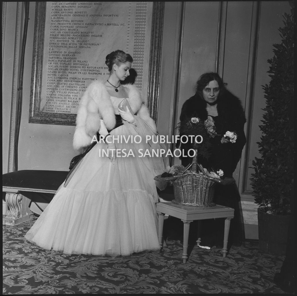 Serata inaugurale della stagione lirica 1952-1953 del Teatro alla Scala con l'opera "Macbeth", di Giuseppe Verdi, diretta da Victor de Sabata, con la regia di Carl Ebert: la fioraia con una spettatrice