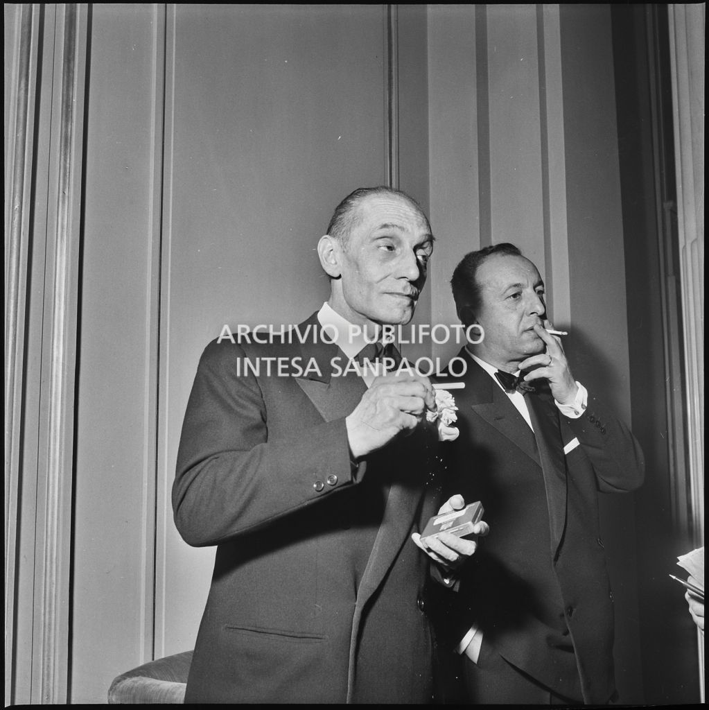 Due spettatori al Teatro alla Scala in occasione della serata inaugurale della stagione lirica 1952-1953 con l'opera "Macbeth", di Giuseppe Verdi, diretta da Victor de Sabata, con la regia di Carl Ebert