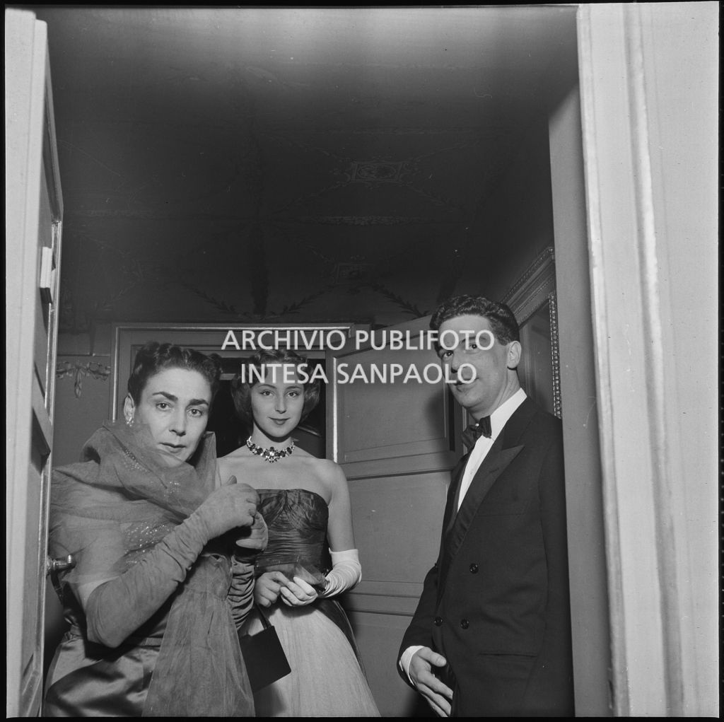 Wally Toscanini, la figlia Emanuela di Castelbarco e Renan al Teatro alla Scala in occasione della serata inaugurale della stagione lirica 1952-1953 con l'opera "Macbeth" di Giuseppe Verdi diretta da Victor de Sabata, con la regia di Carl Ebert