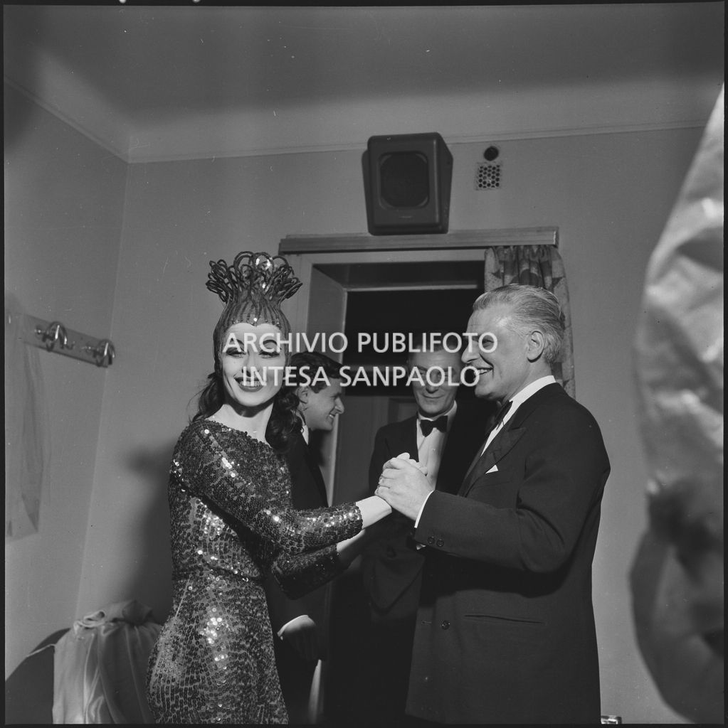 La ballerina Violet Elvin in camerino con Antonio Ghiringhelli, sovrintendente del Teatro alla Scala, la sera dell'inaugurazione della stagione lirica 1952-1953 con l'opera "Macbeth", di Giuseppe Verdi, diretta da Victor de Sabata, con la regia di Carl Ebert