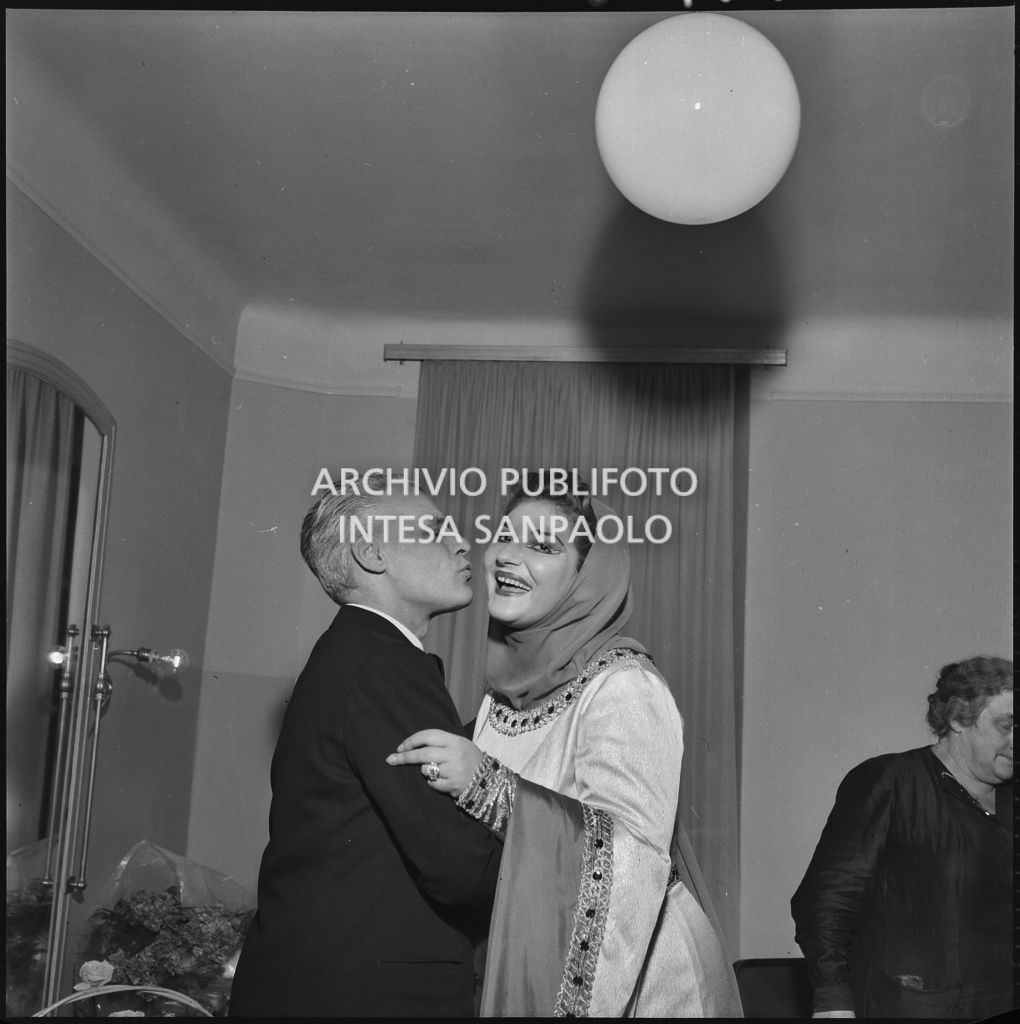 Antonio Ghiringhelli, sovrintendente del Teatro alla Scala, in camerino con il soprano Maria Callasin costume di scena, la sera dell'inaugurazione della stagione lirica 1952-1953 con l'opera "Macbeth", di Giuseppe Verdi, diretta da Victor de Sabata, con la regia di Carl Ebert