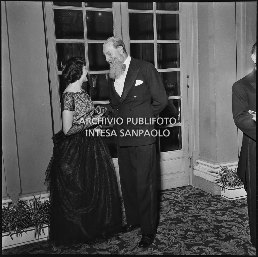 Il senatore Guido Visconti di Modrone al Teatro alla Scala in occasione della serata inaugurale della stagione lirica 1952-1953 con l'opera "Macbeth," di Giuseppe Verdi, diretta da Victor de Sabata, con la regia di Carl Ebert