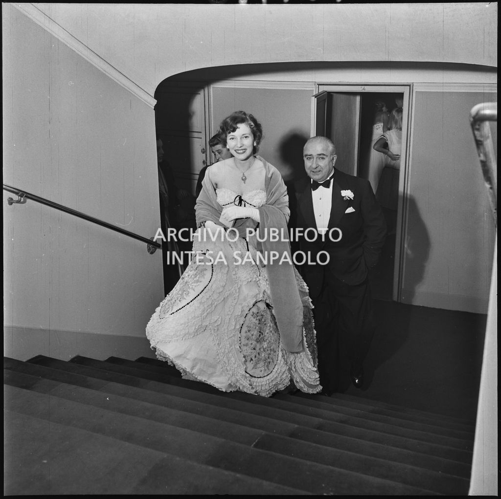 Valentina Cortese al Teatro alla Scala in occasione della serata inaugurale della stagione lirica 1952-1953 con l'opera "Macbeth", di Giuseppe Verdi, diretta da Victor de Sabata, con la regia di Carl Ebert